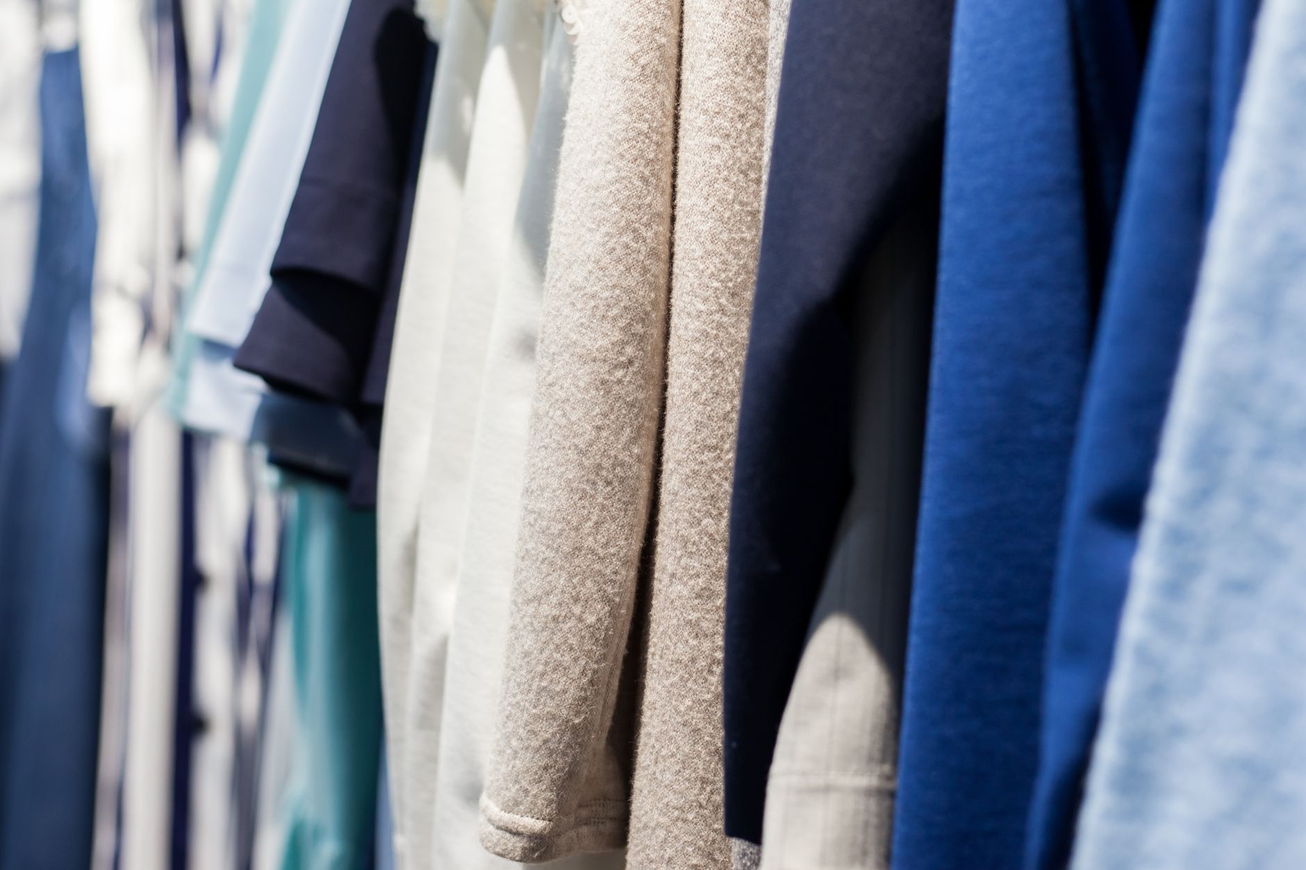 Why Businesses Order Custom Apparel Online for Team Branding